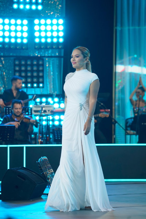 Yaz Bir Şarkı yeni bölümüyle Cuma 20.00'de Show TV'de.