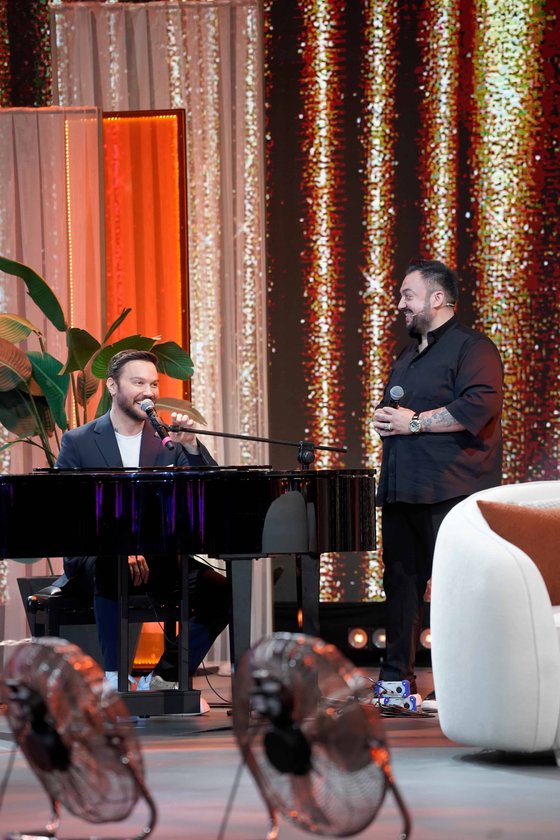 Yaz Bir Şarkı yeni bölümüyle Cuma 20.00'de Show TV'de.