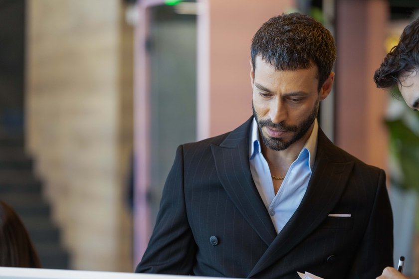 Muhtemel Aşk yeni bölümüyle Perşembe 20.00'de Show TV'de. 