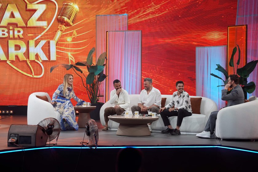 Yaz Bir Şarkı yeni bölümüyle Cuma 20.00'de Show TV'de.