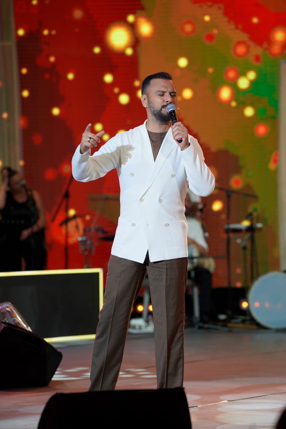Yaz Bir Şarkı yeni bölümüyle Cuma 20.00'de Show TV'de.