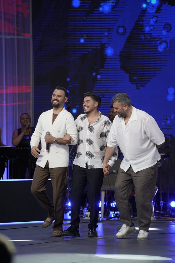 Yaz Bir Şarkı yeni bölümüyle Cuma 20.00'de Show TV'de.