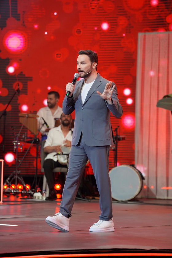 Yaz Bir Şarkı yeni bölümüyle Cuma 20.00'de Show TV'de.