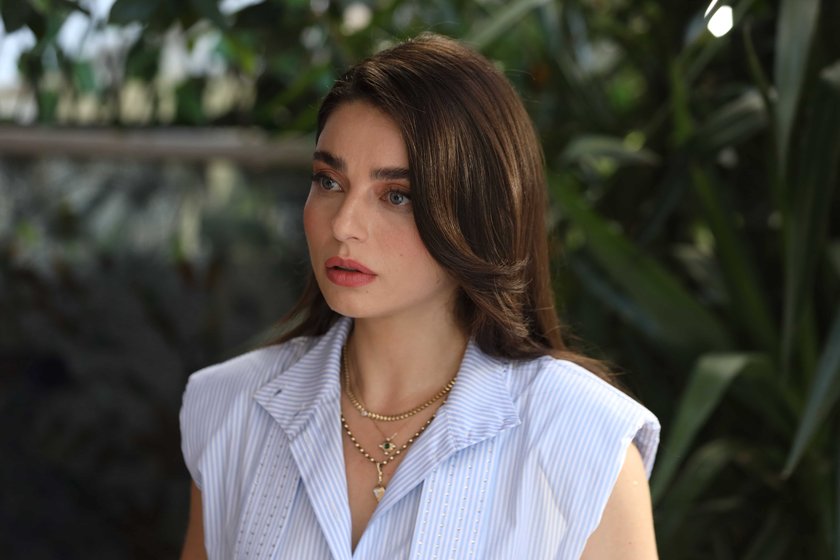 Tolga'nın yaptığı beklenmedik hamle, kurulan t&uuml;m dengeleri alt&uuml;st ederken, Leyla'yla kurduğu ortaklık Defne ile Kadir'in mutluluğunu tehdit etmeye başlar.