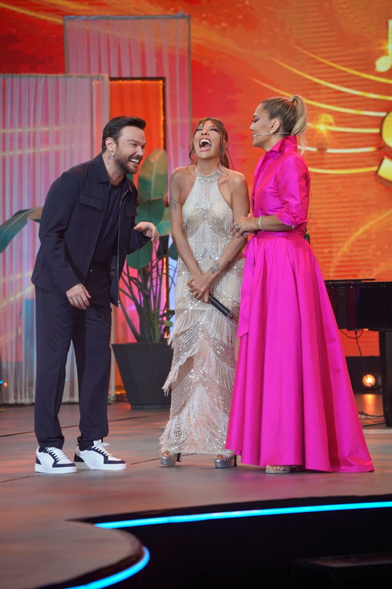 Yaz Bir Şarkı yeni bölümüyle Cuma 20.00'de Show TV'de.