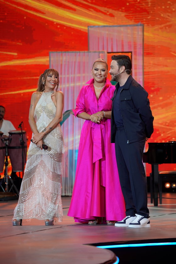 Yaz Bir Şarkı yeni bölümüyle Cuma 20.00'de Show TV'de.