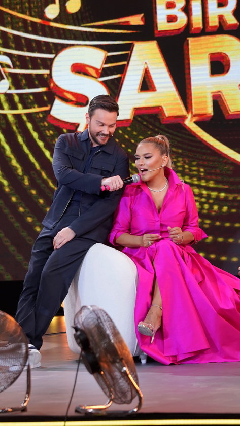 Yaz Bir Şarkı yeni bölümüyle Cuma 20.00'de Show TV'de.