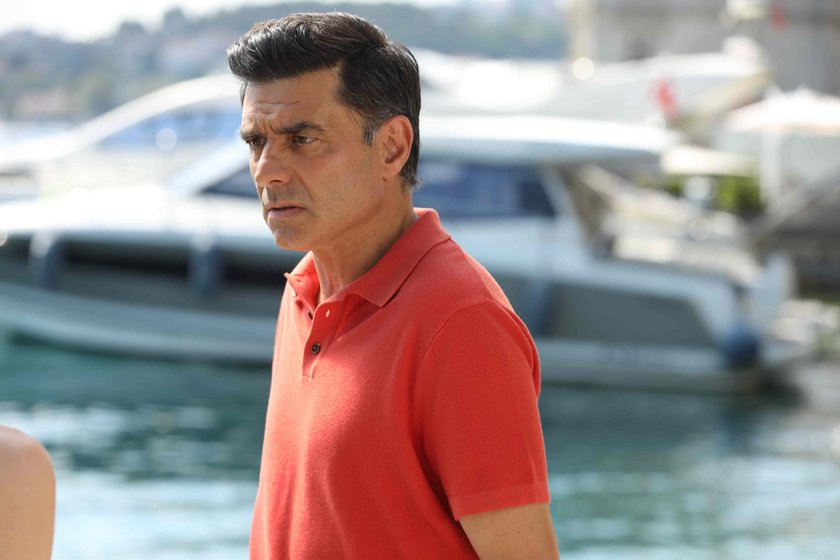 Birlikte &ccedil;ıktıkları beklenmedik yolculuk, bastırmaya &ccedil;alıştıkları duyguları yeniden g&uuml;n y&uuml;z&uuml;ne &ccedil;ıkarırken, aralarına giren yeni bir isim Defne'nin hi&ccedil; hesap etmediği bir kıskan&ccedil;lıkla y&uuml;zleşmesine neden olur.&nbsp;