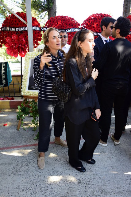 AYŞECAN ÖZYEĞİN OKTAY, LAL ÖZYEĞİN