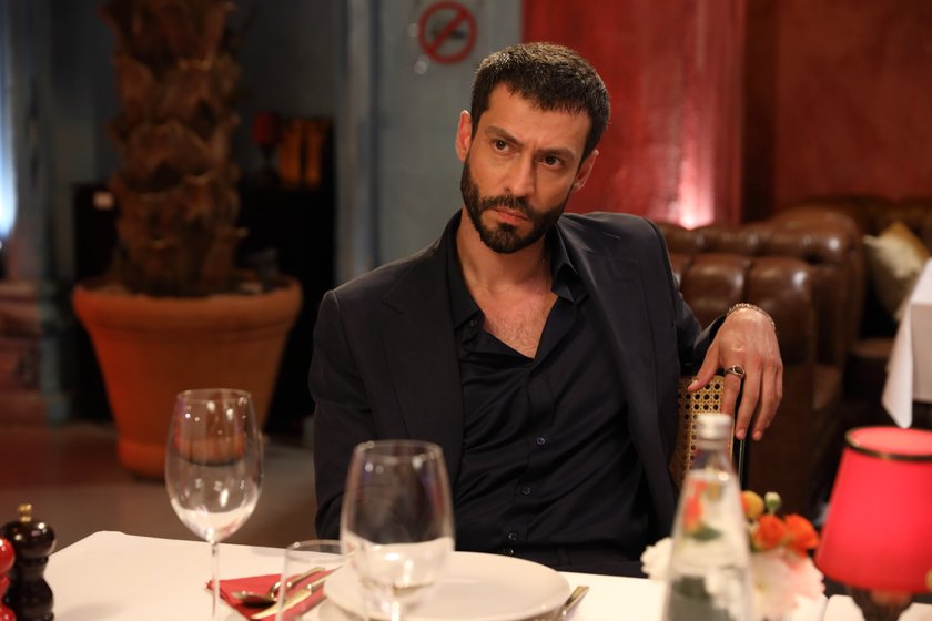 Sırların, yanlış anlaşılmaların ve hesaplaşmaların peş peşe&nbsp;yaşanacağı bu b&ouml;l&uuml;m&uuml;n finalinde yaşanacak sarsıcı gelişme, Defne ile Kadir'in hikayesini&nbsp;bambaşka bir y&ouml;ne s&uuml;r&uuml;kleyecektir.
&nbsp;