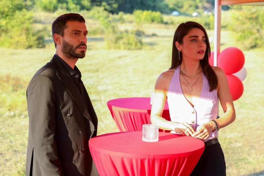 Tolga, fotoğrafı basına sızdıranın Defne olduğunu &ouml;ğrenince b&uuml;y&uuml;k bir hayal kırıklığı yaşar.&nbsp;