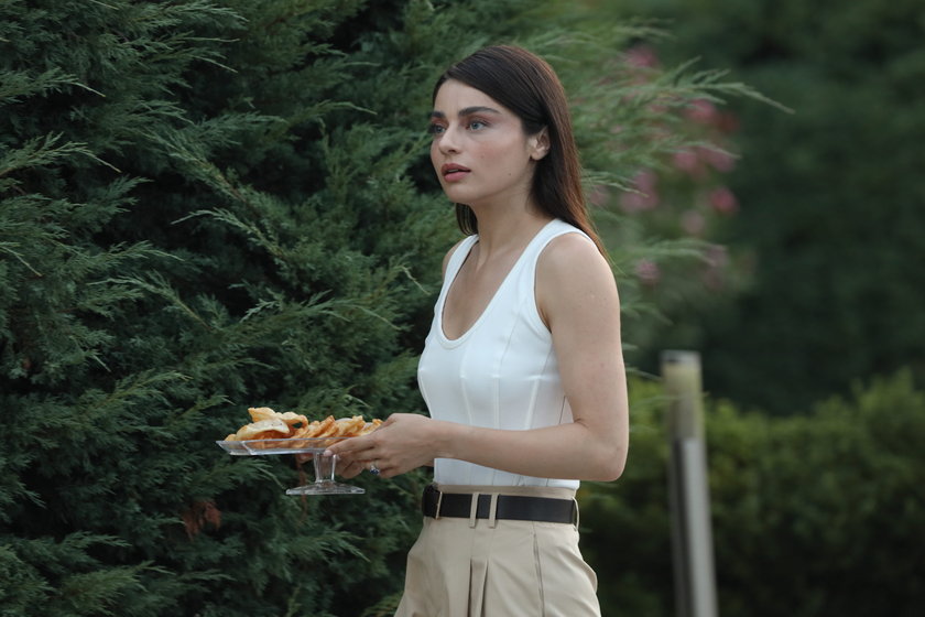 Fakat Leyla&rsquo;nın ortaya &ccedil;ıkışı işleri daha da karıştırır. Defne ile Kadir&rsquo;in yaşadıkları bu tuhaf &ldquo;evlilik&rdquo; oyunu, ikisini hi&ccedil; beklemedikleri bir yakınlaşmanın i&ccedil;ine s&uuml;r&uuml;klerken, hafızanın geri d&ouml;nmesiyle birlikte b&uuml;t&uuml;n dengeler bir kez daha değişecektir.&nbsp;