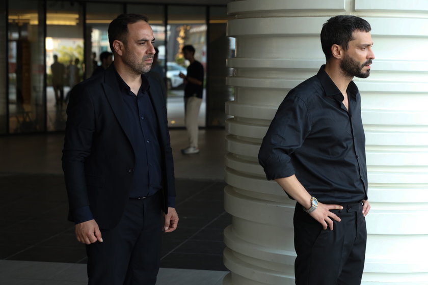 Kadir ise bir yandan Defne&rsquo;nin yanında olmaya &ccedil;alışırken bir yandan da bu beklenmedik &lsquo;&rsquo;evlilik&rsquo;&rsquo; durumunu nasıl y&ouml;neteceğini bilemez.&nbsp;