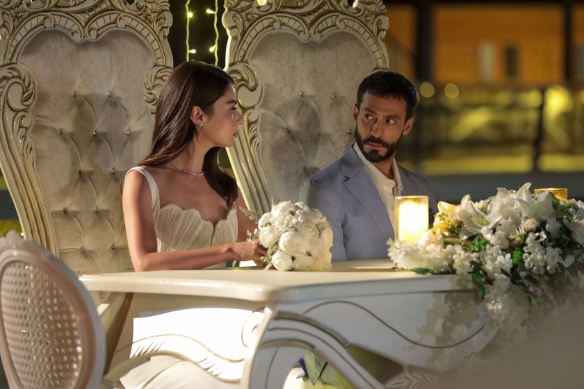 Amacı Kadir&rsquo;i kendi evinde k&ouml;şeye sıkıştırmaktır; ancak intikam arzusuyla hareket ettiğini sanırken aslında kendini kandırmakta, Kadir&rsquo;den kopamadığı ger&ccedil;eğiyle y&uuml;zleşmekten ka&ccedil;maktadır.
&nbsp;