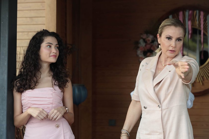 Muhtemel Aşk yeni bölümüyle Perşembe 20.00'de Show TV'de. 