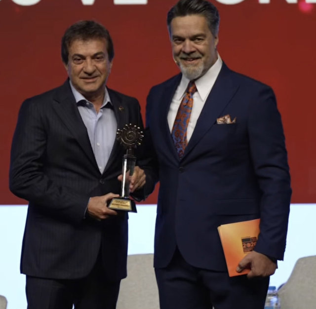 SÜLEYMAN ORAKÇIOĞLU, ÖDÜLÜNÜ BEYAZIT ÖZTÜRK'ÜN ELİNDEN ALDI