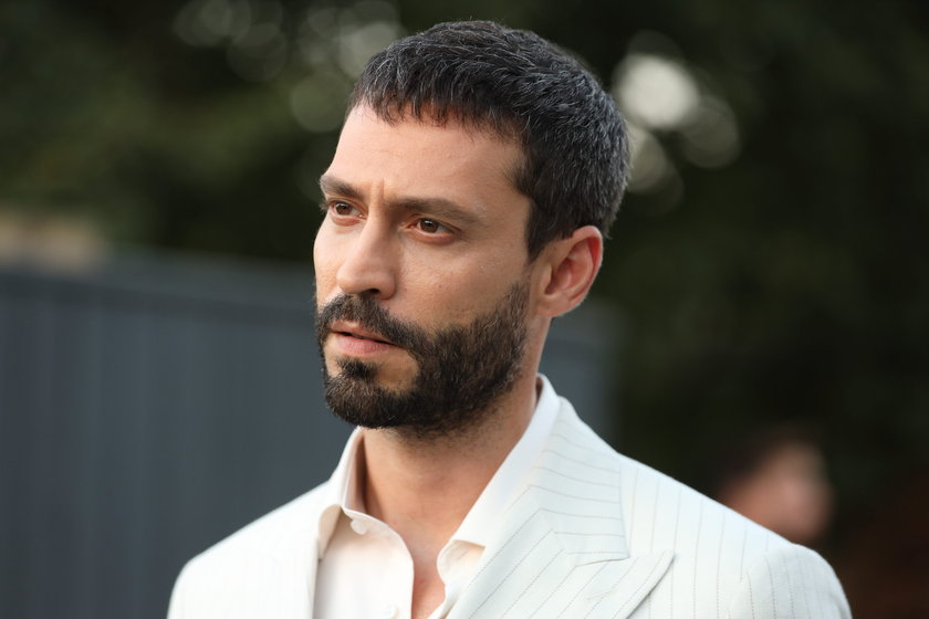 Kadir&rsquo;in d&ouml;n&uuml;ş&uuml;n&uuml;n hemen ardından Defne&rsquo;nin kapısına bırakılan altı yaşındaki Ali ise&nbsp;kimsenin beklemediği yeni bir hik&acirc;yenin kapısını a&ccedil;ar.