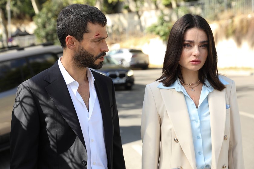 Aradan 2 sene ge&ccedil;miştir. Defne, Kadir&rsquo;i geride bırakıp kendine yeni bir hayat kurmuş, işine ve hayatına yeniden tutunmuştur.