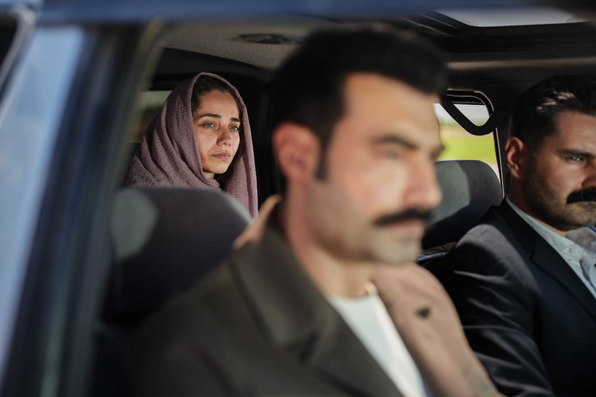 Leyla ve H&uuml;ma&rsquo;yı tren istasyonunda bırakamayan Mirza onlarla yola &ccedil;ıkar. Ancak allak bullaktır.&nbsp;