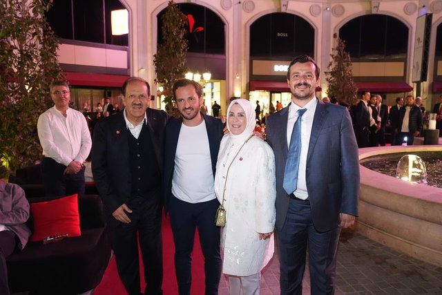 KALYON HOLDİNG YÖNETİM KURULU BAŞKANI CEMAL KALYONCU VE EŞİ KALYON VAKFI KURUCUSU REYHAN KALYONCU AÇILIŞTA, OĞULLARI MURATHAN VE MEHMET KALYONCU İLE BİRLİKTE POZ VERDİ -  