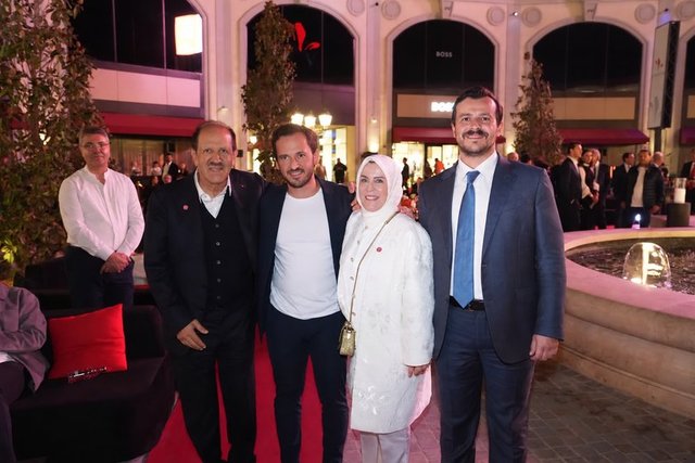 KALYON HOLDİNG YÖNETİM KURULU BAŞKANI CEMAL KALYONCU VE EŞİ KALYON VAKFI KURUCUSU REYHAN KALYONCU AÇILIŞTA, OĞULLARI MURATHAN VE MEHMET KALYONCU İLE BİRLİKTE POZ VERDİ. -   -  