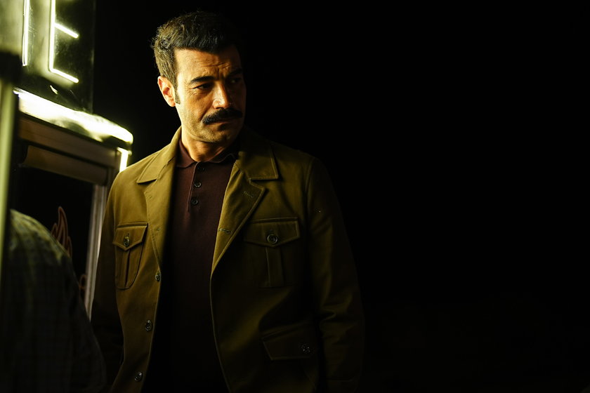 Mirza, Leyla&rsquo;nın d&ouml;n&uuml;ş&uuml;yle alt&uuml;st olan hayatını kontrol altında tutmaya &ccedil;alışırken, ge&ccedil;mişte yarım kalan duygularının pen&ccedil;esine d&uuml;şer.&nbsp;