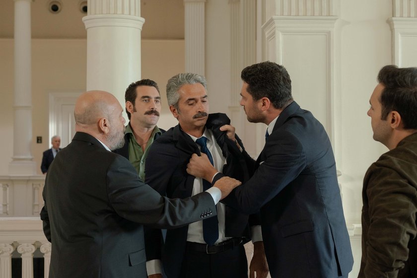Fatih&rsquo;in şirket i&ccedil;indeki bilgi sızıntısı ş&uuml;pheleri ger&ccedil;ek olur. Yusuf&rsquo;un, Asude ve Asil tarafına sızdırdığı bilgiler, &Uuml;nal ailesini finansal bir yıkımın eşiğine s&uuml;r&uuml;klerken Abdullah, bu durumdan &Ouml;mer&rsquo;i sorumlu tutacaktır.
&nbsp;