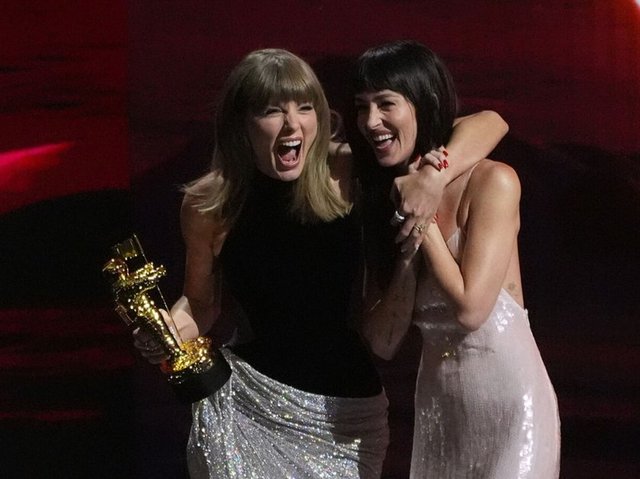 TAYLOR SWIFT, DAKOTA JOHNSON