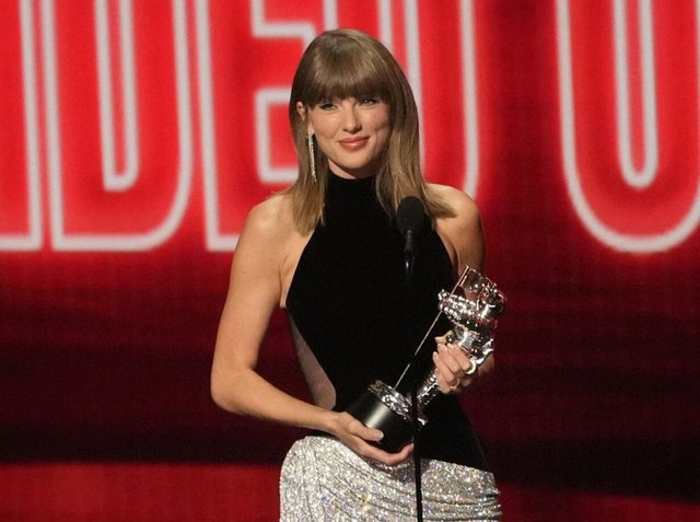 TAYLOR SWIFT