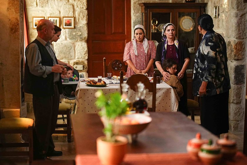 Mirza ise yıllar sonra Leyla&rsquo;yla paylaştığı eski anıların etkisiyle ge&ccedil;mişte bıraktığını sandığı duygularla y&uuml;zleşmeye başlar.
&nbsp;