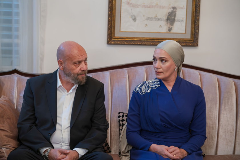Elif ve Buğra&rsquo;nın nikahı sade bir t&ouml;renle kıyılır. Salkım, Emir&rsquo;in yeni gelin adayı Ayşin&rsquo;i eve getirmesiyle &ccedil;ılgına d&ouml;ner.&nbsp;