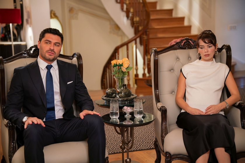 Lider&rsquo;in evinde yaşanan gerilimli karşılaşma &Ouml;mer ve Hilal arasında&nbsp; kıskan&ccedil;lık krizine neden olur. Kıvılcım&rsquo;ın programına konuk olan Lider ile Kıvılcım arasında yakınlaşma başlar.