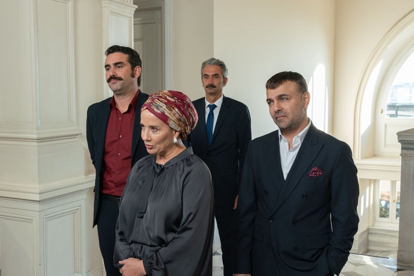 &Ouml;mer&rsquo;in otelinde ger&ccedil;ekleşen, Lider&rsquo;in organizasyonuna; Kıvılcım ile Lider&rsquo;in birlikte katılması gerilimi tırmandırır.&nbsp;