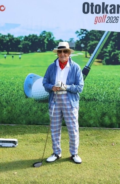 RAHMİ KOÇ, OTOKAR GOLF TURNUVASI'NDA SAHAYA ÇIKIP GOLF OYNADI. 