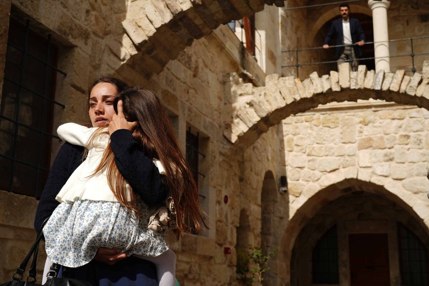 Diğer taraftan Vuslat, Leyla&rsquo;yı hayatlarından tamamen uzaklaştırmak i&ccedil;in H&uuml;ma&rsquo;yı Halep&rsquo;e g&ouml;nderme kararı alır.