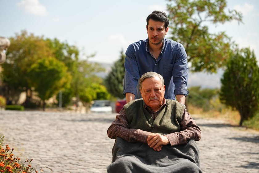 Leyla&rsquo;nın bu şekilde konuşacağını, ger&ccedil;eği s&ouml;yleyeceğini d&uuml;ş&uuml;nen Mirza, Leyla&rsquo;dan ger&ccedil;eği duymak i&ccedil;in &ccedil;abalar.