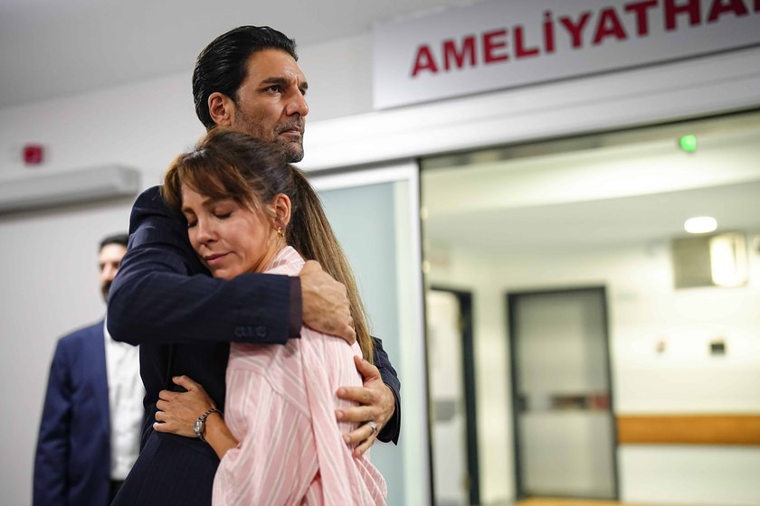 Sabaha karşı konağa gizlice giren Leyla, kızını alıp gitmeye karar verir.