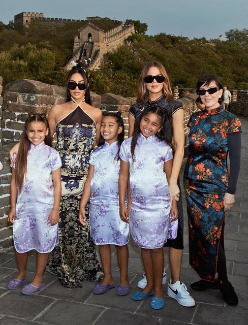 KIM, KHLOE KARDASHIAN, KRIS JENNER