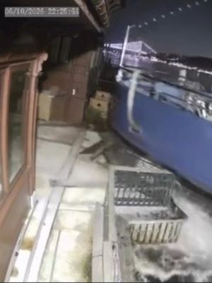Mermerci'nin yalısına vapur çarptı...