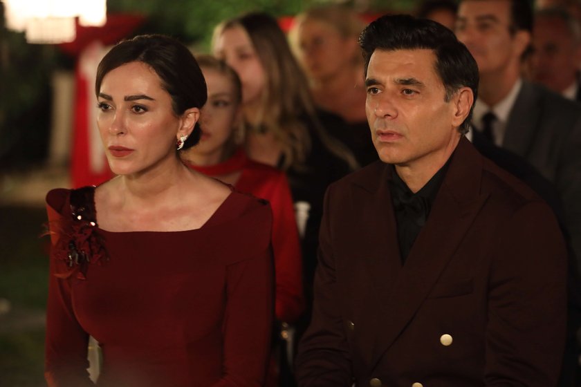 Kader&rsquo;in Ali&rsquo;ye g&ouml;nderdiği gizemli doğum g&uuml;n&uuml; hediyesi ise yıllardır saklanan&nbsp; b&uuml;y&uuml;k bir sırrın kapısını aralar.&nbsp;