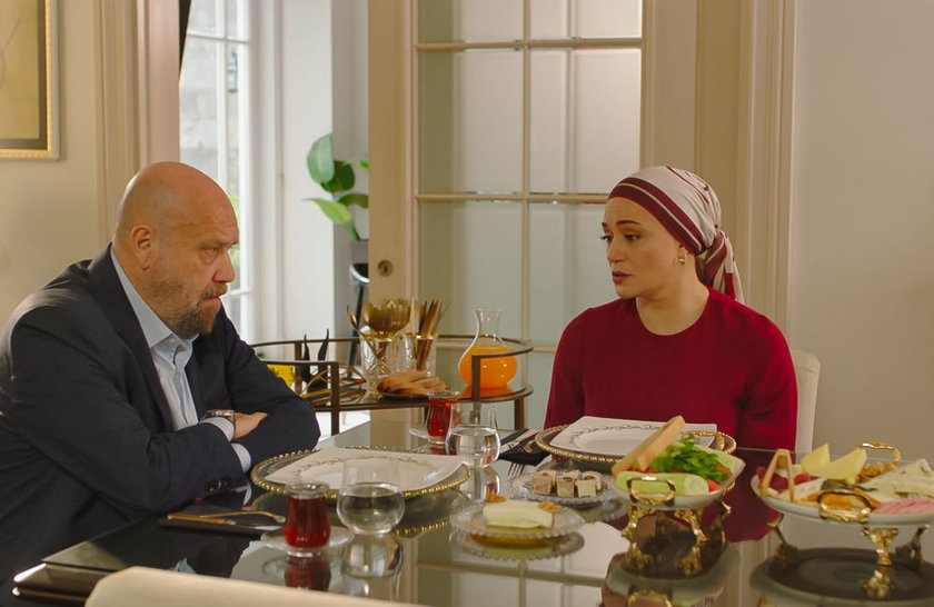 Holding binasındaki, &Uuml;nal&amp;&Uuml;nal Holding tabelasının s&ouml;k&uuml;l&uuml;p yerine Group Erdem Holding tabelasının asılmasıyla Asude ve Asil zaferini kutlar.&nbsp;