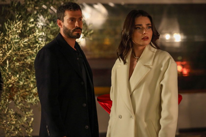 Tolga ve &Ouml;zlem&rsquo;in d&uuml;ğ&uuml;n&uuml;, Ali&rsquo;nin Tolga&rsquo;ya babası olduğunu a&ccedil;ıklamasıyla beklenmedik bir krize d&ouml;n&uuml;ş&uuml;r. Ancak asıl şok, Tolga&rsquo;nın daha &ouml;nce yaptırdığı babalık testiyle yeni sonu&ccedil; arasındaki &ccedil;elişkiyi fark etmesiyle yaşanır.