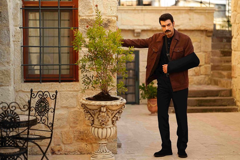 Leyla&rsquo;yı hala vazge&ccedil;emeyecek kadar &ccedil;ok sevdiğini anlayan Mirza ve Leyla arasında aşk kendini t&uuml;m g&uuml;c&uuml;yle hissettirir.&nbsp;