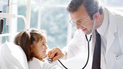 Alt ıslatma problemi olan çocuğun ailesi ne zaman hekime başvurmalı?