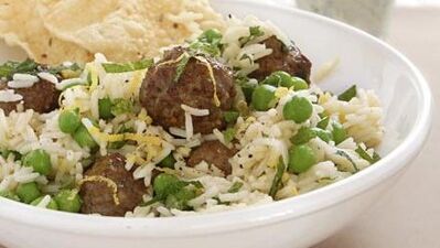 Köri soslu pilav üstü top köfte...