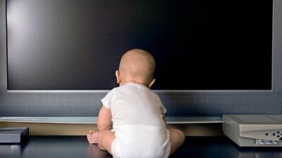 Çocuklar yetişkinler için olan programları izlememeli