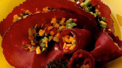 Yaz sebzeli ve taze baharatlı bresaola