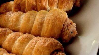 Ançüez ve kapari mousse ile doldurulmuş milföy kornetler