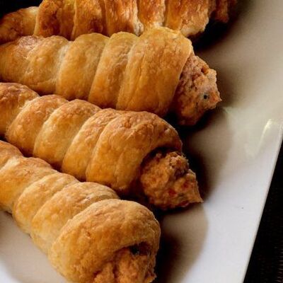 Ançüez ve kapari mousse ile doldurulmuş milföy kornetler