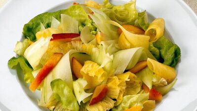 Şeftali ve ananaslı salata